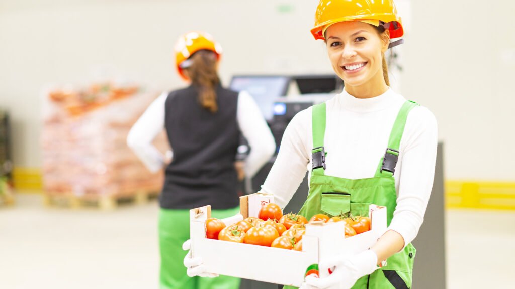 Kvinne-jobber-på-lager-med-produksjon-mat